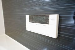 湯量・湯温の設定、そして保温までワンタッチのフルオートバス。便利な追い炊き機能付きです。