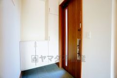 たっぷり収納できるシューズボックスです。家族全員の靴がきれいに整頓できます。棚の上にお花や写真を飾っても良いですね。