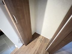 1階のホールに収納があるので、日用品や趣味の道具などの収納に便利です。