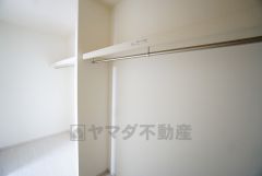 収納力豊富なウォークインクローゼット。洋服や小物などを1箇所にまとめて美しい収納を実現します。