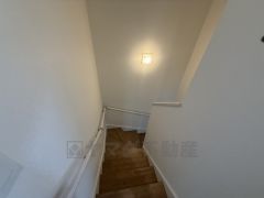 小さなお子様やご高齢の方でも安心できる、手すり付き階段。段差も低めで設定されており、安全性にも優れています。