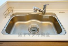 広々とした凸型シンクに洗剤ポケットを標準装備。大きなお鍋など洗いやすいです。
