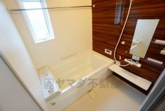 同仕様写真。1日の疲れを癒すくつろぎのバスルーム。足を伸ばしてもゆったりと入れるサイズです。お子様と一緒にお風呂に入っても狭くないですね＾＾