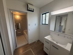 三面鏡つき洗面台。鏡裏にたっぷりとした収納スペースがあります。鏡を閉めてしまえば小物は見えないため、スッキリとした印象の洗面台にできます。