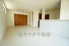 カウンターキッチンに加えて、リビング階段になっているので、お顔を合わす回数が増え、ぐっと家族の距離が縮まります。