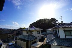 住宅地ですが隣家との高さを変えてバルコニーを設置しているので景色を楽しめるようになっています。また南向きで陽射しも確保しています。