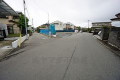 現地（2025年6月3日）撮影。住人以外の車の進入も少なく、小さなお子様を持つご家庭にも安心です。
