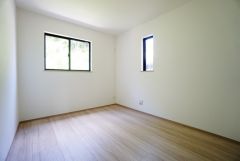 2面採光を確保した明るい室内は、風通しも良く、大変居心地の良い空間となっております。日当たりがよく、子供部屋としての利用もおすすめ。