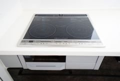 お手入れのしやすいIHクッキングヒーターです。3口コンロなので、効率よくお料理が楽しめます。毎日のお料理も楽しくなりますね＾＾