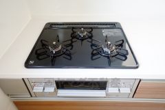 同時にたくさんの料理が調理できる3口コンロ。長時間熱を通しておきたい煮込み料理を作りながら、炒め物など同時進行で進められます。