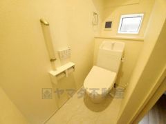 温水洗浄機付トイレです。節水機能もあるので、安心して使えますね。もちろん、1階2階の2ヶ所にトイレがあるので、忙しい朝にもゆとりができますね。
