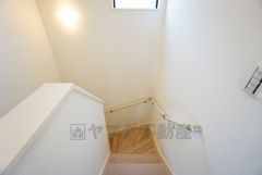 同仕様写真。小さなお子様やご高齢の方でも安心できる、手すり付き階段。段差も低めで設定されており、安全性にも優れています。