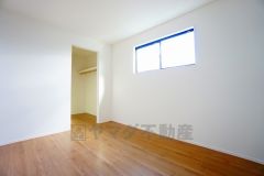 住む人のこだわりを活かす洋室。日当たりがよく、寝室としての利用もおすすめ。広めのクローゼットには荷物をすっきり片付けられ、ゆとりのある暮らしが出来ます＾＾