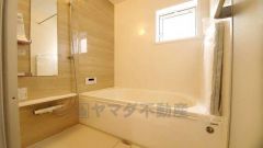 1日の疲れを癒すくつろぎのバスルーム。足を伸ばしてもゆったりと入れるサイズです。お子様と一緒にお風呂に入っても狭くないですね^^