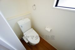 温水洗浄機付トイレです。節水機能もあるので、安心して使えますね。もちろん、1階2階の2ヶ所にトイレがあるので、忙しい朝にもゆとりができますね。