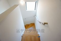 同仕様写真。小さなお子様やご高齢の方でも安心できる、手すり付き階段。段差も低めで設定されており、安全性にも優れています。