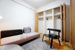 木目調のシンプルデザインで落ち着きと安らぎの空間に仕上げています。各部屋に収納が完備されているので、お荷物が増えても安心の設計です。