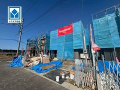 現地（2026年2月12日）撮影。駐車もらくらくの敷地面積50坪以上。玄関は2方向の動線を確保しているため、家族用とお客様用に分けることができます＾＾