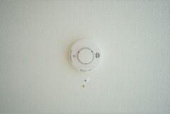 同仕様写真。火災発生をいち早く知らせてくれる火災報知器は標準装備です。