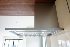 お手入れが簡単なスリム型レンジフードです。調理により発生する油煙や臭いを吸い込み、屋外へ排気してくれます。