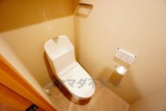 壁リモコンタイプのウォシュレット付き。すっきりした見た目で、トイレ奥の掃除もしやすいです。