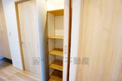 ストックやアルバム、たまにしか見ない書類などの収納に便利な廊下収納。扉付きなので見た目もスッキリ＾＾