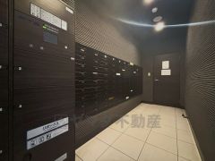不在時でも荷物が受け取れる宅配ボックス完備。共働きの家庭や外出の多い方に便利。お子様の留守番中も安心ですね＾＾