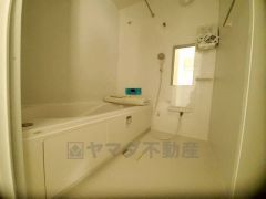 陽当たりの良いバルコニーです。お洗濯やお布団干しはもちろん、日光浴スペースにも。足元は防水工事施工済です。