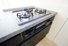 3種類の料理が同時に調理できる、3口ガスコンロ。忙しい夕食の支度時間が短縮できて効率よくお料理が楽しめます。