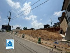 現地（2026年5月29日）撮影。永住の地にふさわしい閑静な住宅街。建築条件無しなので、思いのままの家作りができます。