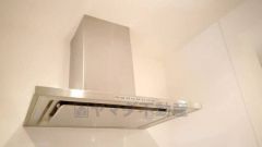 お手入れが簡単なスリム型レンジフードです。調理により発生する油煙や臭いを吸い込み、屋外へ排気してくれます。