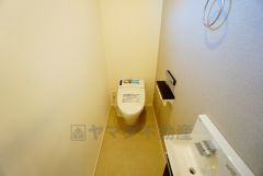 温水洗浄機付トイレです。節水機能もあるので、安心して使えますね。もちろん、1階2階の2ヶ所にトイレがあるので、忙しい朝にもゆとりができますね。