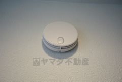 同仕様写真。火災による煙や熱を感知して、警報音やブザー等で火災の発生を知らせてくれる火災警報器。