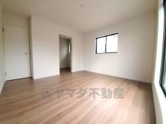 ご夫婦お二人のプライベートシーンを演出する寝室は、大容量のウォークインクローゼット付き。