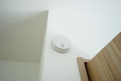 火災報知器が設置されていることで、火災の発生をいち早く感知し、就寝中や留守中でも素早く危険を知らせてくれるため、家族の安全を確保し被害を最小限に抑えられます。