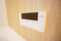 湯量・湯温の設定、そして保温までワンタッチのフルオートバス。便利な追い炊き機能付きです。