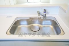 広々としたステンレスシンクには、洗剤やスポンジを収納出来るラック付き。広さも確保しているので、大きなお鍋も洗いやすいです。