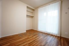 明るい洋室です。ナチュラル色のフローリングで開放的な優しい雰囲気になっています＾＾ベッドや机、ＴＶを置いてもゆとりのある広さです。