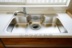 広々としたステンレスシンクには、洗剤やスポンジを収納出来るラック付き。広さも確保しているので、大きなお鍋も洗いやすいです。