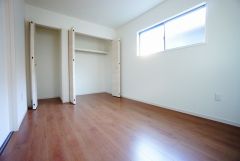 同仕様写真。住む人のこだわりを活かす洋室。日当たりがよく、寝室としての利用もおすすめ。広めのクローゼットには荷物をすっきり片付けられ、ゆとりのある暮らしが出来ます＾＾