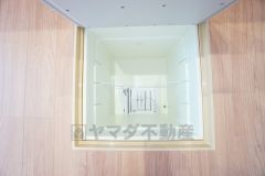 キッチンに床下収納があります。長期保存ができるもの、調理器具、防災グッズを入れておくのもいいですね。