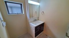 三面鏡つき洗面台。鏡裏にたっぷりとした収納スペースがあります。鏡を閉めてしまえば小物は見えないため、スッキリとした印象の洗面台にできます。