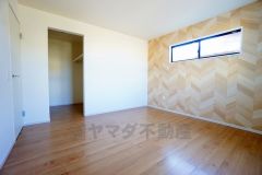 寛ぎの時間を紡ぎだす主寝室は、大型ベッドを置いても余裕の広さを確保しています。