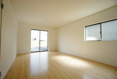 大きな窓のあるリビングは、陽光あふれる明るい空間です。居心地良く、ご家族皆がゆったり寛げる憩いの空間となりそうです。