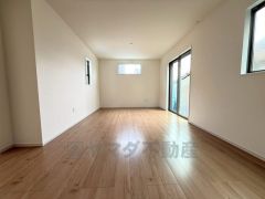 大きな掃き出し窓のあるリビングは、陽光あふれる明るい空間です＾＾