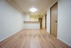 リビングは広々とした設計で、家族が集い、寛ぐ暮らしの空間を演出しています。