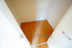 リビングにWIC付き。奥ゆきがあるのでスーツケースやシーズンオフの家電品などの大型の荷物を収納する事が出来ます。