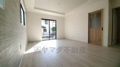 大きな窓のあるリビングは、陽光あふれる明るい空間です。居心地良く、ご家族皆がゆったり寛げる憩いの空間となりそうです。