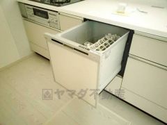 家事の時間が短縮できるフルオープンで開けやすい食器洗い乾燥機付。食事後に家族とのくつろぎタイムをしっかり取れます。