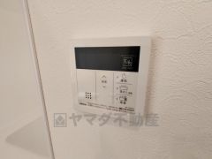 キッチン横からボタンひとつで操作が楽々。